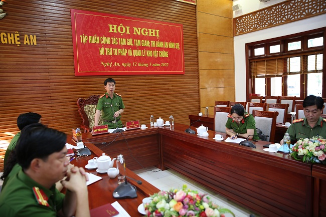 Đồng chí Đại tá Nguyễn Văn Long, Phó Cục trưởng Cục Cảnh sát quản lý tạm giữ, tạm giam và thi hành án hình sự tại cộng đồng - Bộ Công an phát biểu tại buổi tập huấn