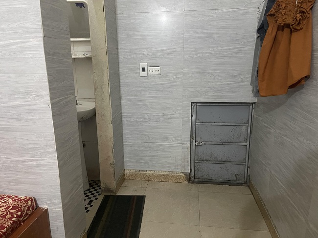 Lối thoát hiểm của các gái mại dâm khi bị kiểm tra bất ngờ