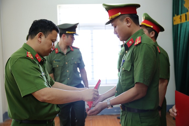 Đồng chí Thượng tá Nguyễn Thanh Hải, Phó Hiệu trưởng Trường Đại học PCCC trao bằng tốt nghiệp cho các học viên Lớp TC21B