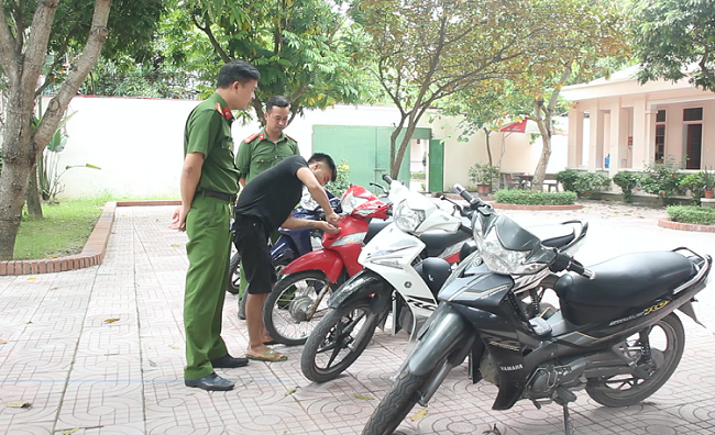 Đối tương Lê Thái Phi thực nghiệm lại quá trình trộm xe mô tô