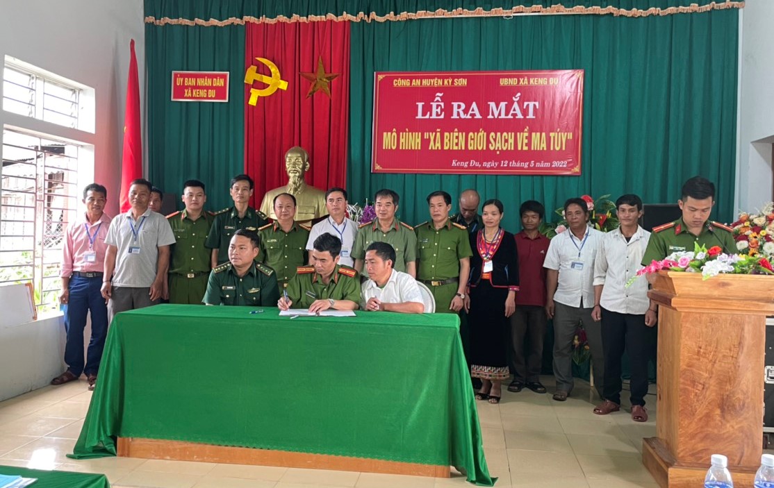 Tổ chức ký cam kết quyết tâm chính trị giữa các ban ngành chức năng với các Ban tự quản về an ninh trật tự tại các thôn, bản