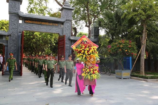 Đoàn đại biểu Công an tỉnh Hưng Yên dâng hoa tưởng nhớ Chủ tịch Hồ Chí Minh tại Khu di tích Kim Liên