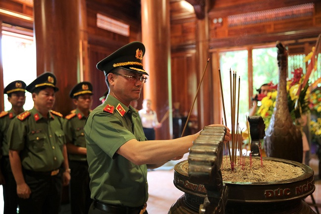 Đồng chí Thiếu tướng Phạm Thế Tùng, Giám đốc Công an tỉnh Nghệ An dâng hương tưởng nhớ Chủ tịch Hồ Chí Minh