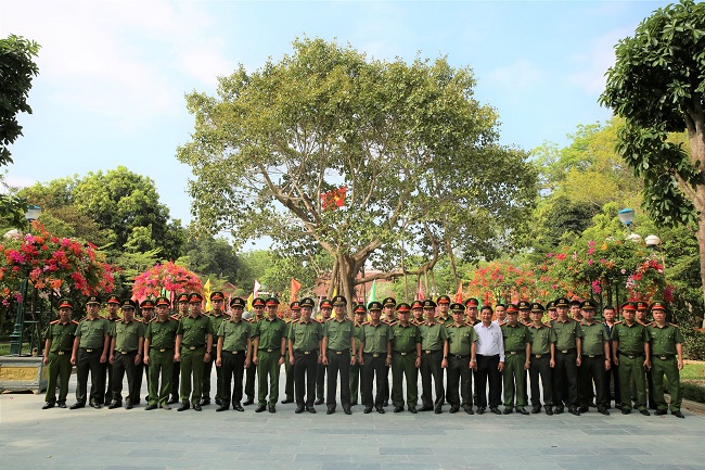 Các đại biểu chụp ảnh lưu niệm tại Khu di tích Kim Liên