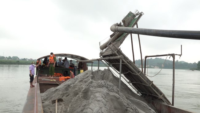 Thuyền vi phạm, khoáng sản khai thác trái phép và tang vật do lực lượng Công an phát hiện, tạm giữ
