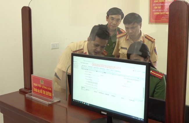 Toàn bộ quy trình thực hiện được hiển thị công khai trên màn hình để người dân tiện theo dõi, quan sát