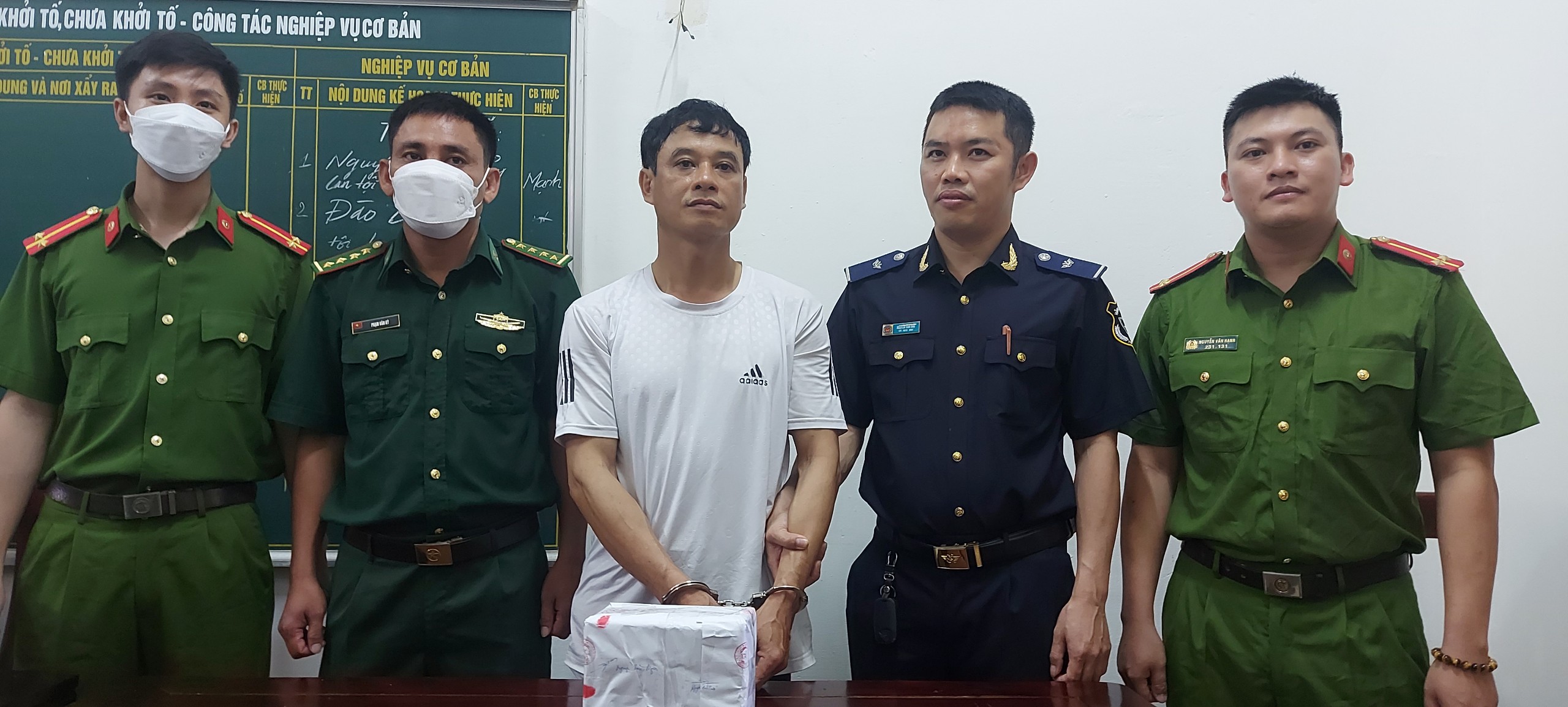 Đối tượng Lương Văn Thành cùng tang vật thời điểm vừa bị bắt giữ