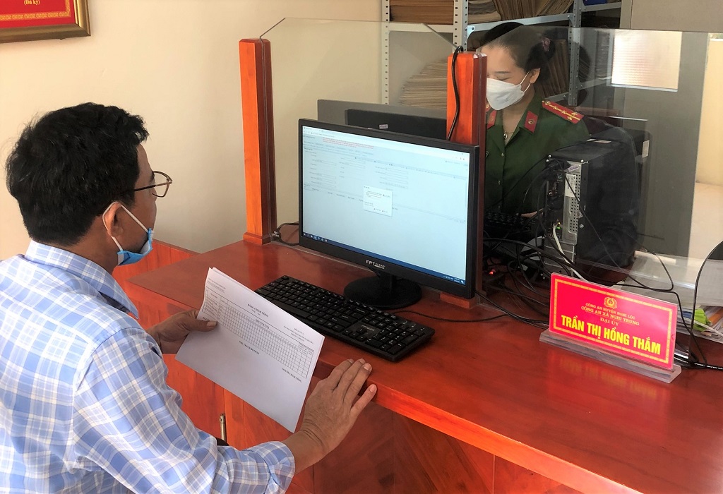 Toàn bộ quy trình thực hiện đăng ký xe được hiển thị công khai trên màn hình để người dân tiện theo dõi, quan sát