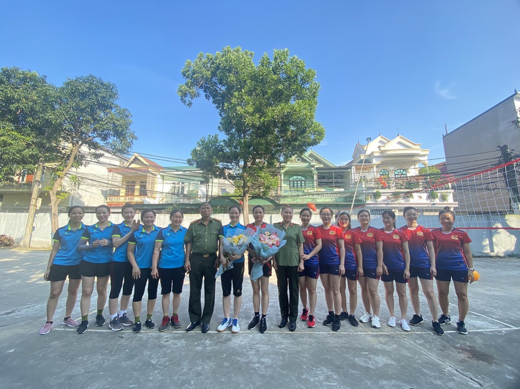 Hội Phụ nữ Phòng Hồ sơ nghiệp vụ giao lưu bóng chuyền hơi với Hội Phụ nữ Bệnh viện Công an tỉnh