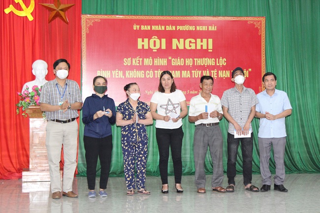 Trao tặng quà cho các gia đình giáo dân có hoàn cảnh khó khăn trên địa bàn phường Nghi Hải