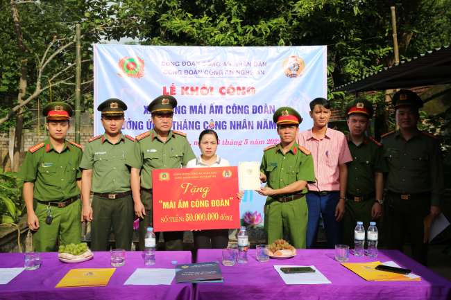 Công Đoàn Công an tỉnh Nghệ An và Phòng Cảnh sát PCCC&CNCH, Công an tỉnh trao 50 triệu đồng đóng góp để xây nhà tình nghĩa tặng gia đình đồng chí