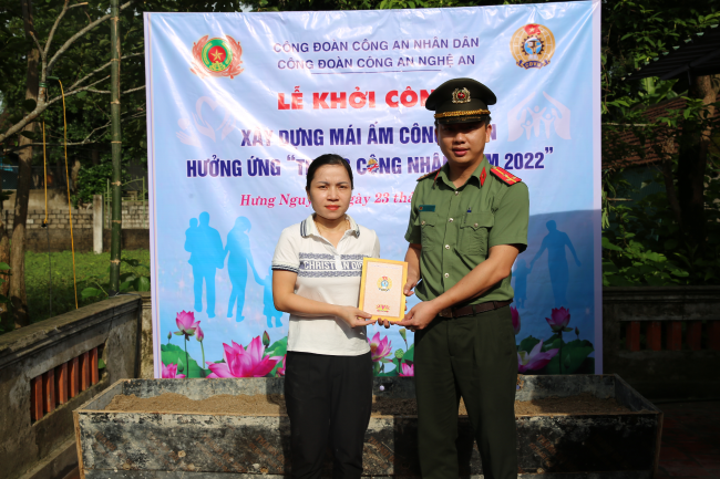 Công đoàn Công an tỉnh trao quà cho đồng chí Hương
