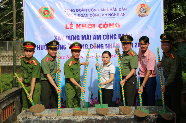 Các đại biểu và gia đình thực hiện nghi thức động thổ