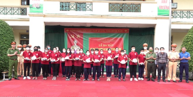 Tặng mũ bảo hiểm cho học sinh