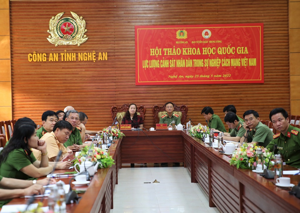 Tại điểm cầu Công an tỉnh Nghệ An, các đồng chí: Thiếu tướng Phạm Thế Tùng, Giám đốc Công an tỉnh và Nguyễn Thị Thu Hường - Ủy viên Ban Thường vụ Tỉnh ủy, Trưởng ban Tuyên giáo Tỉnh ủy đồng chủ trì Hội thảo - ảnh: Đình Hưng