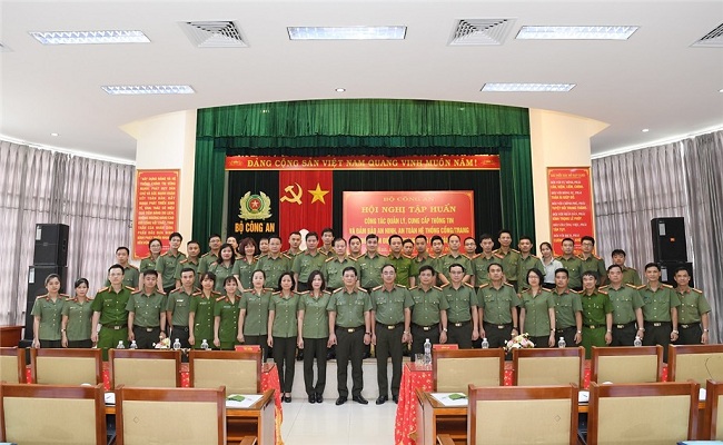  Các đồng chí lãnh đạo cùng các học viên tại lớp tập huấn 