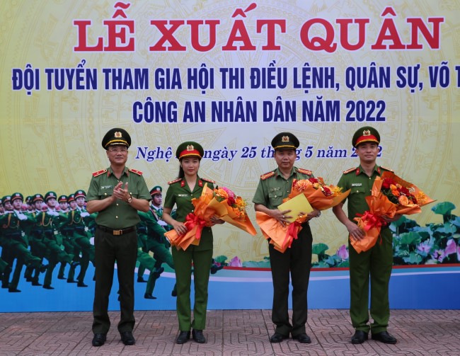 Lãnh đạo Công an tỉnh tặng hoa động viên đội tuyển