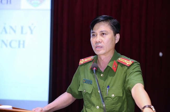 Lãnh đạo Phòng Cảnh sát PCCC&CNCH Công an tỉnh truyền đạt các nội dung tập huấn