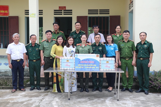 Tặng tủ thuốc biên cương phục vụ chăm sóc sức khỏe người dân trên địa bàn