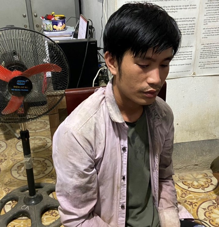 Đối tượng Vi Văn Khẩy tại cơ quan Công an