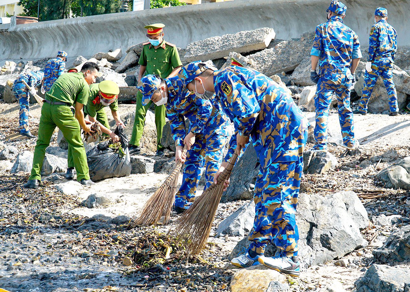 Thanh niên lực lượng vũ trang tham gia dọn vệ sinh bãi biển
