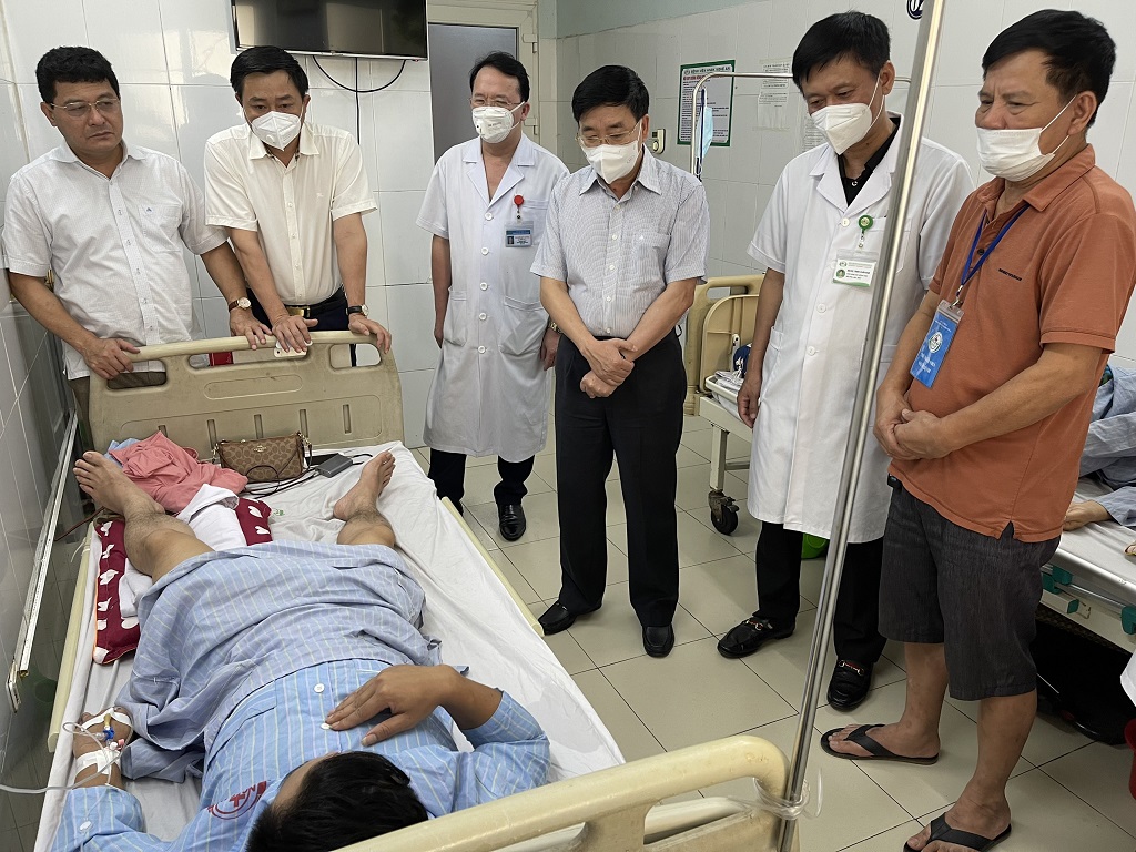 Đoàn công tác của Tỉnh ủy do đồng chí Nguyễn Văn Thông, Phó Bí thư Thường trực Tỉnh ủy làm Trưởng đoàn thăm hỏi đồng chí P.L.T.