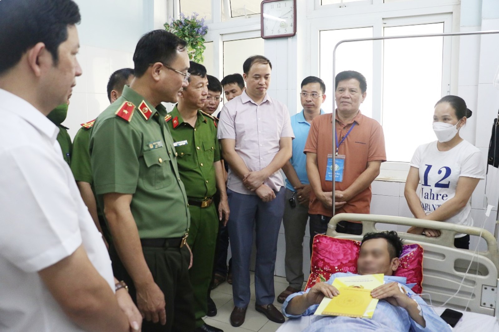 Đồng chí Thiếu tướng Phạm Thế Tùng, Giám đốc Công an tỉnh cùng đoàn công tác động viên, tặng quà đồng chí T. - ảnh: Vương Linh