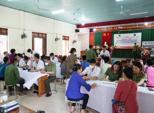 Tận tình tư vấn, hướng dẫn người dân đến khám