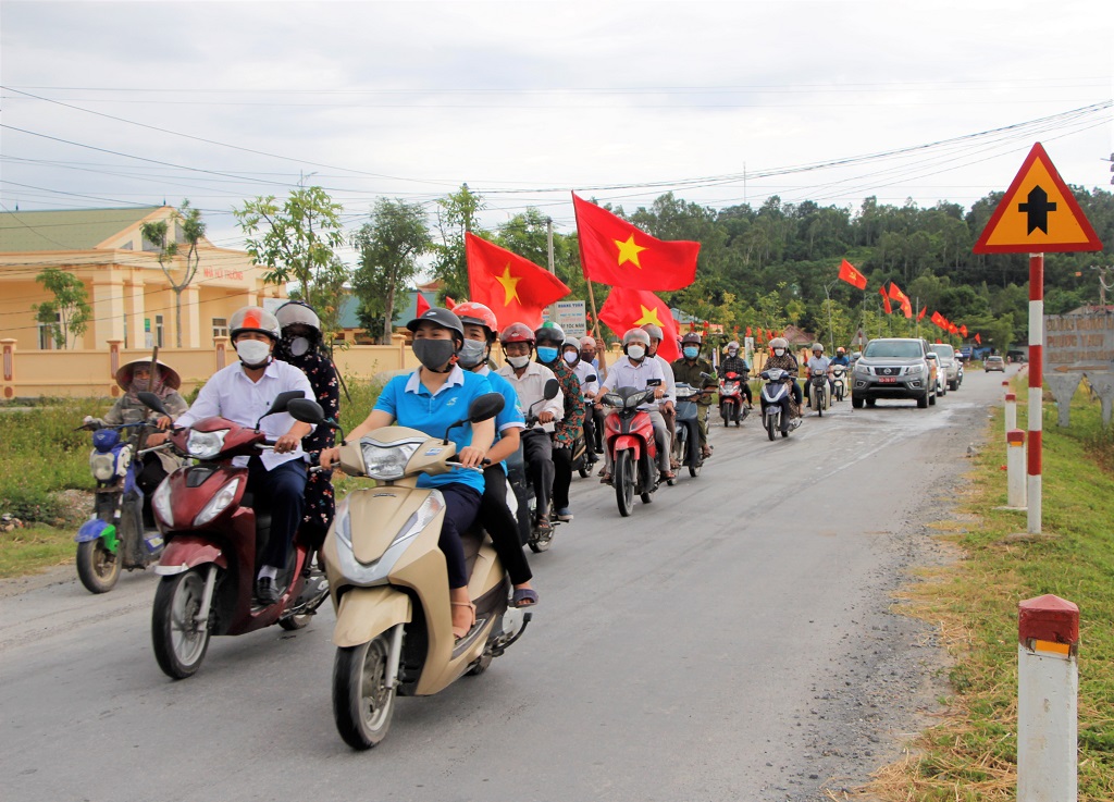 Các lực lượng, tổ chức đoàn thể huyện Hưng Nguyên diễu hành tuyên truyền phòng, chống ma túy trên các trục đường chính