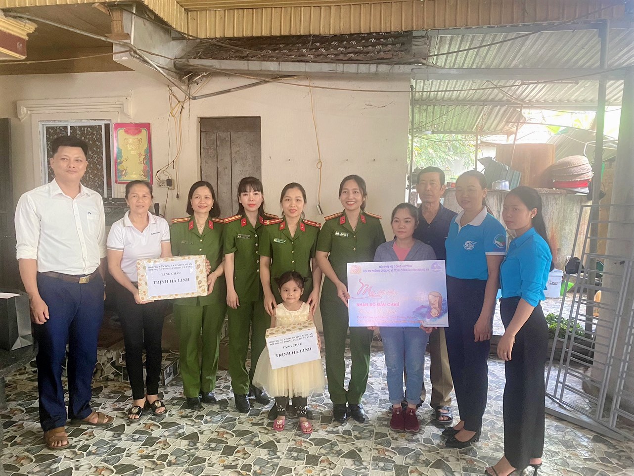 Bố mất sớm, mẹ làm ăn xa, cháu Linh đang nương tựa vào gia đình ông bà ngoại