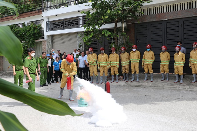 Tập huấn kỹ năng sử dụng các dụng cụ chữa cháy cho tổ tự quản về PCCC