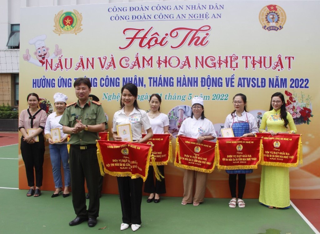 Đại diện Ban tổ chức trao giải cho các đội trong Hội thi “Nấu ăn và cắm hoa nghệ thuật”