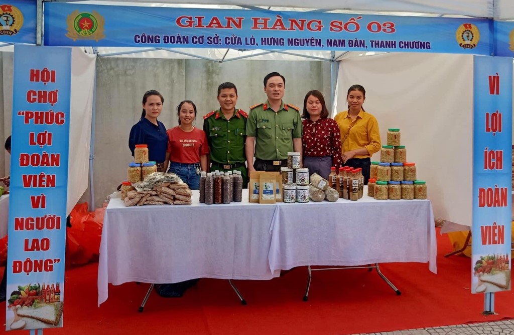 Các gian hàng 0 đồng quy tụ nhiều sản phẩm đặc trưng vùng miền - những nhu yếu phẩm cần thiết