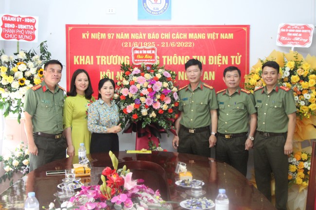 Đồng chí Đại tá Lê Văn Thái - Phó Giám đốc Công an tỉnh tặng hoa chúc mừng Hội nhà Báo Việt Nam tỉnh Nghệ An