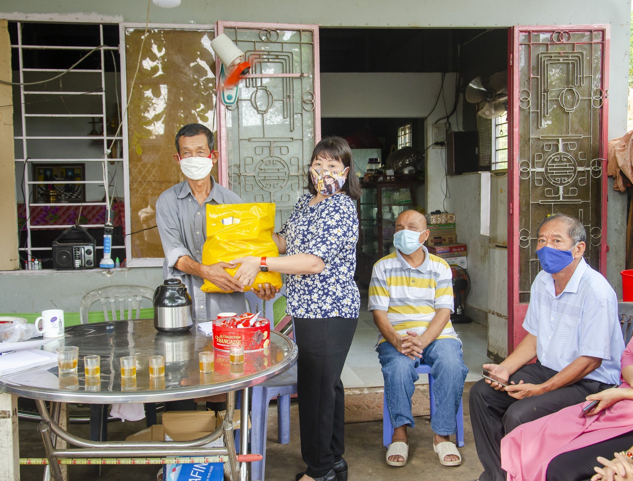 Đại diện Ban Công tác mặt trận khu phố 1, phường Thắng Nhì trao quà hỗ trợ gia đình ông Hồ Văn Sửa - hộ có hoàn cảnh khó khăn.