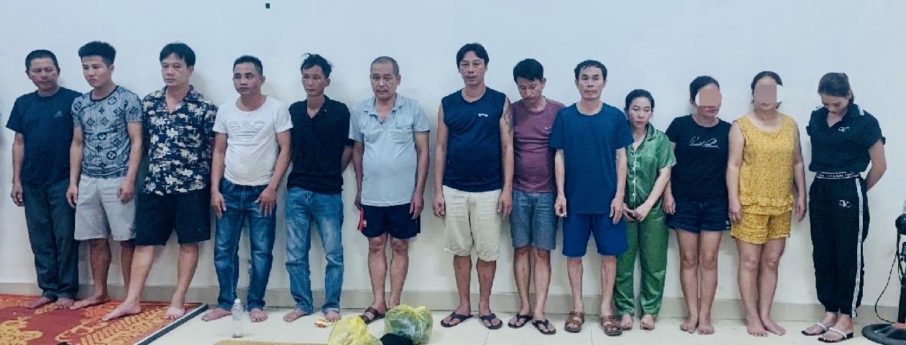 Các đối tượng trong nhóm đánh bạc bị cơ quan Công an bắt giữ