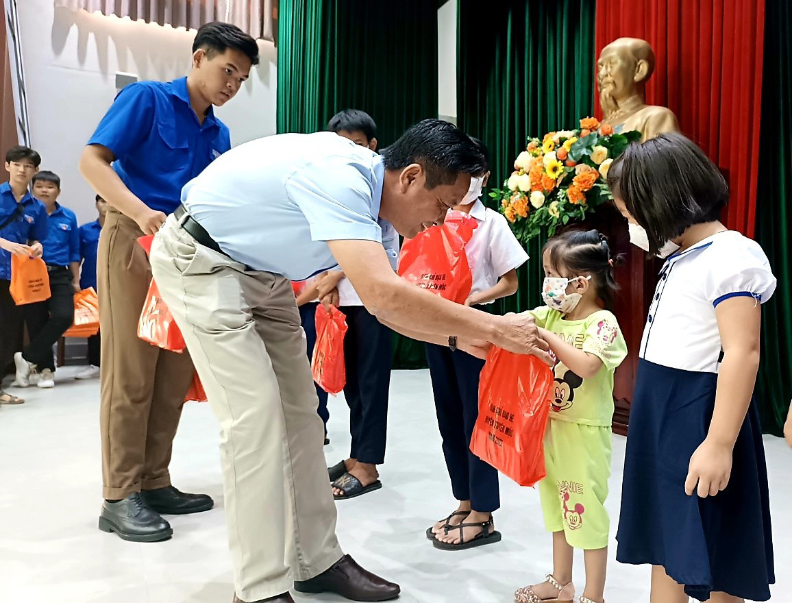 Lãnh đạo UBND huyện Xuyên Mộc tặng quà cho trẻ em có hoàn cảnh khó khăn trên địa bàn.