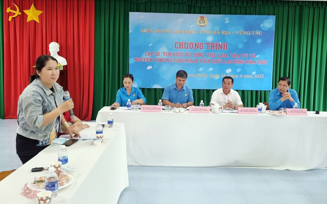 Chị Nguyễn Thị Gấm, công đoàn viên Công ty TNHH Chan Chun Vina phát biểu ý kiến tại buổi gặp gỡ với lãnh đạo LĐLĐ tỉnh và LĐLĐ huyện Long Điền.