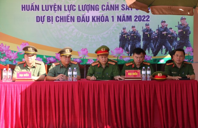 Các đại biểu tới dự