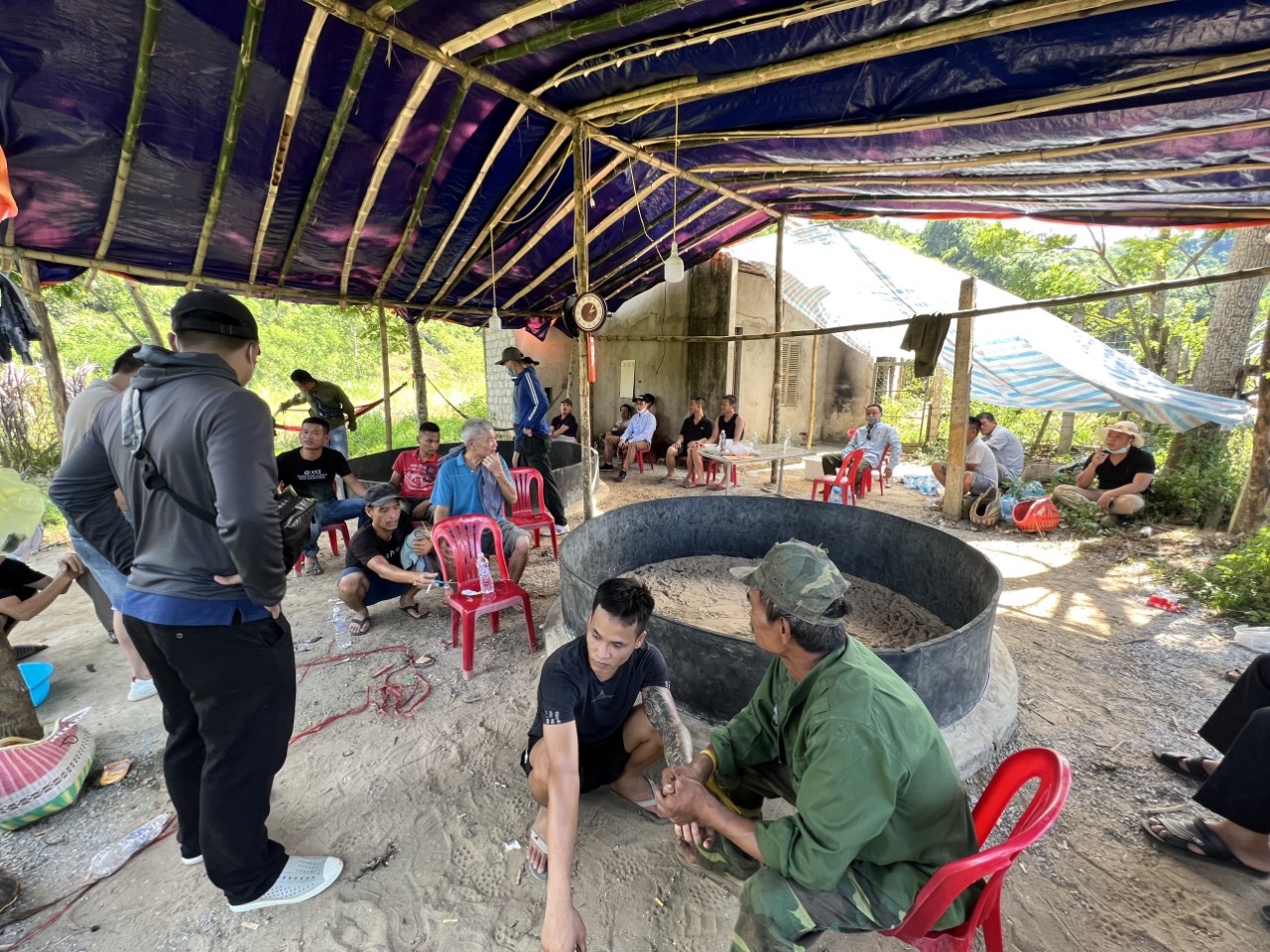 Tại hiện trường, lực lượng chức năng đã bắt quả tang 19 đối tượng đang đánh bạc dưới hình thức đá gà ăn tiền