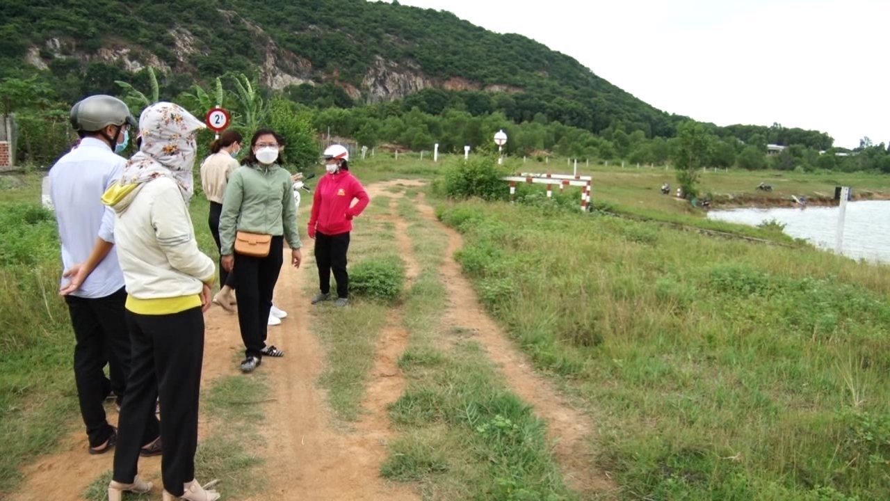 Các thành viên trong đoàn kiểm tra của UBND huyện Long Điền kiểm tra thực tế một ao nước thuộc tổ 14, ấp Hải Sơn (xã Phước Hưng)