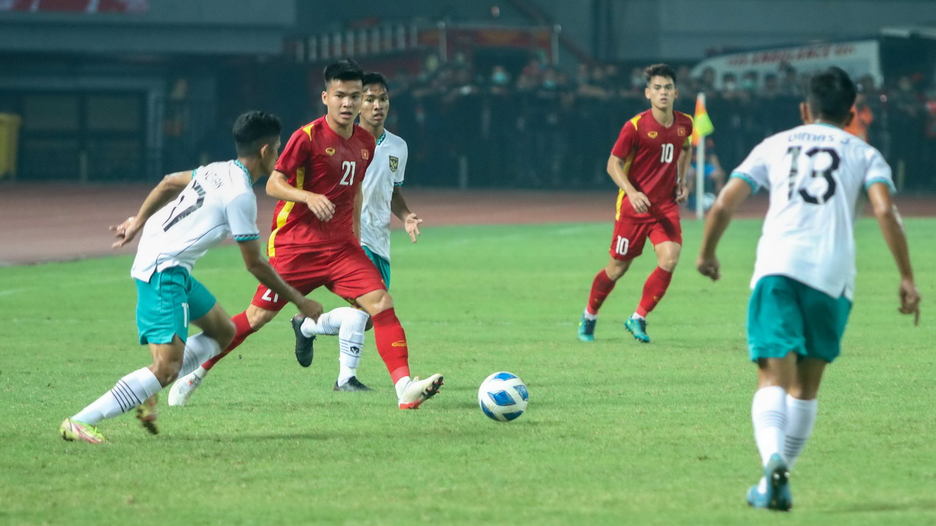 Các cầu thủ U19 Việt Nam đứng vững trước sức ép từ CĐV Indonesia trên sân Patriot