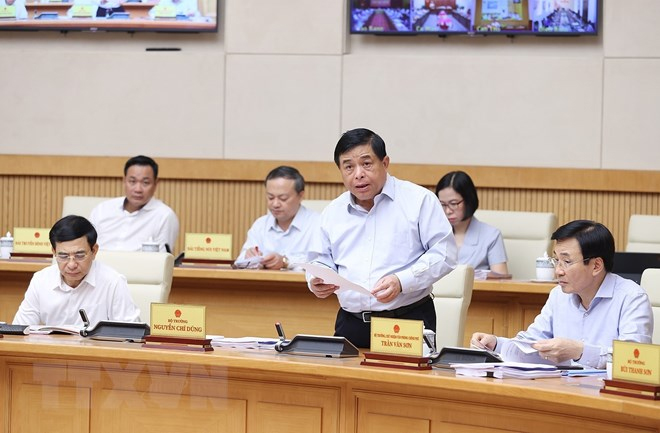 Bộ trưởng Bộ Kế hoạch-Đầu tư Nguyễn Chí Dũng báo cáo tình hình kinh tế-xã hội tháng 6 và 6 tháng đầu năm. 