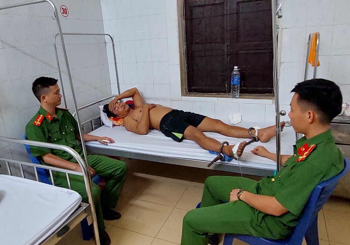 Cán bộ Công an huyện Đô Lương canh giữ đối tượng Ngọc đang điều trị tại bệnh viện