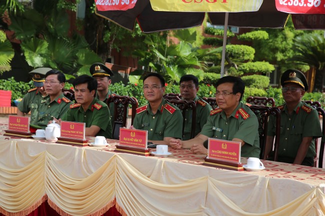 Các đồng chí Lãnh đạo Công an tỉnh tại buổi lễ