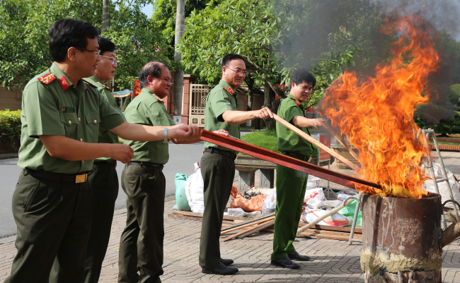 Đồng chí Thiếu tướng Phạm Thế Tùng, Ủy viên Ban Thường vụ Tỉnh ủy, Bí thư Đảng ủy, Giám đốc Công an tỉnh và các đồng chí Phó Giám đốc đã làm lễ khai hỏa lò đúc