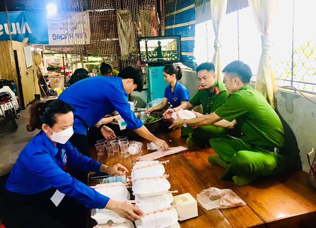 Đoàn viên, thanh niên Công an huyện Tương Dương chuẩn bị các suất cơm trưa phục vụ thí sinh và người nhà ở xa khu vực thi