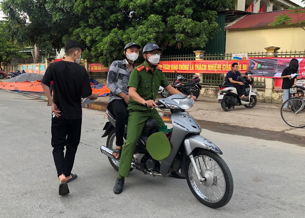 Cán bộ Công an đưa thí sinh bị chậm đến kịp giờ thi