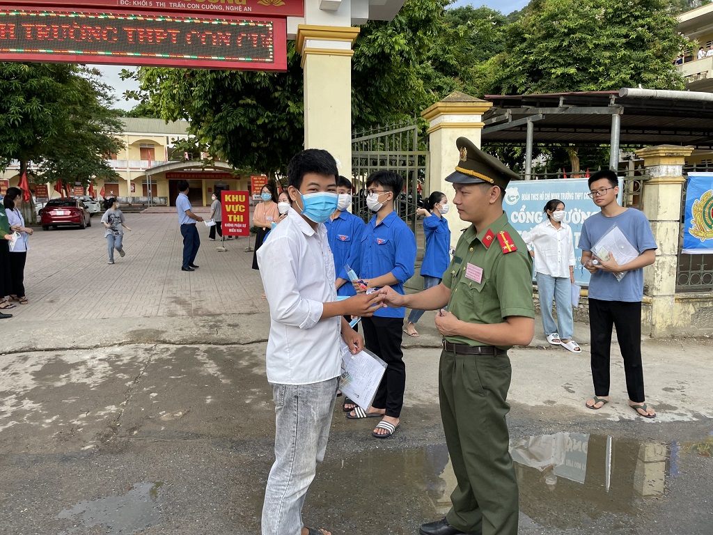 Hàng trăm thùng nước, khăn lạnh, đồ dùng học tập… được phát miễn phí cho các thí sinh và người nhà tại các điểm thi