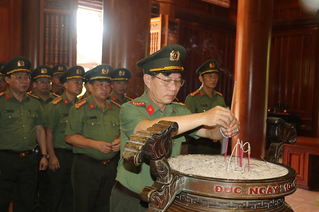 Đồng chí Đại tá Lê Văn Thái, Phó Giám đốc Công an tỉnh dâng hương trước anh linh Chủ tịch Hồ Chí Minh tại Khu di tích Kim Liên